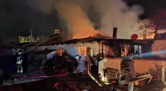 Manisa'nın Kula İlçesinde Yangın, İki Yaralı