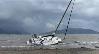 Marmaris'te Sağanak Yağış ve Kuvvetli Rüzgar Yelkenli Tekneleri Karaya Vurdu