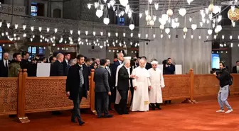 Papa, Sultanahmet Camii'nde! 'Ayakkabı' detayı dikkat çekti