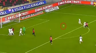 Süper Lig'de ilginç anlar! Herkes kavgayı ayırırken o hücum edip gol attı