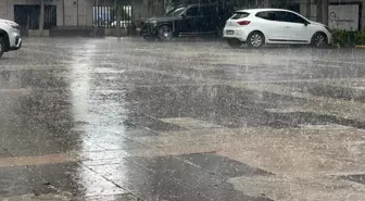 Antalya'da Aniden Bastıran Dolu, Gökkuşağı Oluşturdu