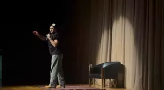 Bursa'da Doğu Demirkol'un stand-up gösterisi seyirciyle buluştu