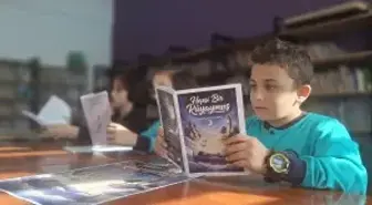 Gündelik hayatlarından esinlenerek hikaye kitabı yazan ilkokul öğrencileri, imza günü düzenledi