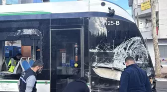 İzmit'te Tramvay ve Çöp Kamyonu Çarpıştı: 3 Yaralı