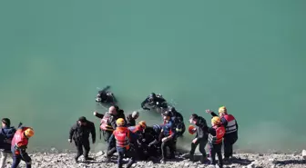 Van'da Otomobil Kazası: 2 Cansız Bedene Ulaşıldı