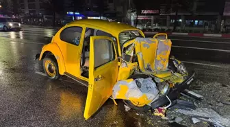 Uşak'ta Kıraç'ın Orkestra Otobüsüne Çarpan Araçta 3 Yaralı