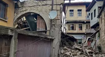 Tarsus'ta Yangın Sonrası Boşaltılan Bina Çöktü