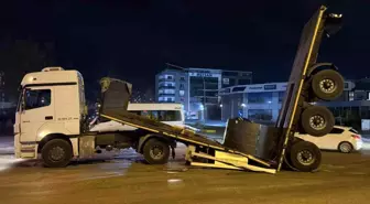 Hatay'da Demir Yüklü Tırın Dorsesi İkiye Ayrıldı