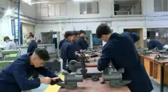 Bursa'daki Meslek Lisesi Öğrencileri Dünyaya Oto Yedek Parça İhraç Ediyor