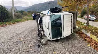 Ödemiş'te Traktöre Çarpmamak İçin Manevra Yapan Kamyonet Devrildi