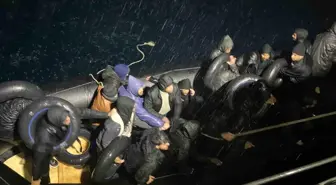 İzmir'de Düzensiz Göçmenler Lastik Botla Kurtarıldı
