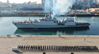 Vietnam Fırkateyni Çin'in Qingdao Limanı'na Ulaştı