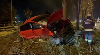 Eskişehir'de Ağaca Çarpan Otomobilin Sürücüsü Ağır Yaralandı