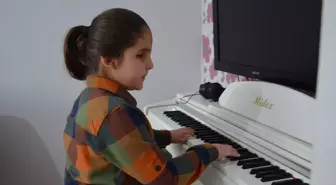 Görme Engelli Çocuk, Mutlak Kulak Yeteneğiyle Piyanist Olma Hayali Kuruyor