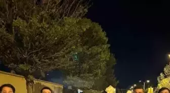 Gençler Kazalı Araçla Hatıra Fotoğrafı Çekildi