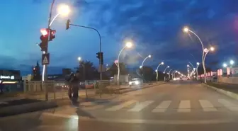 Edirne'de yaya geçidinde motosikletin çarptığı yaya ve sürücü yaralandı