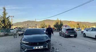 Muğla'da iki otomobilin çarpıştığı kazada 5 kişi yaralandı