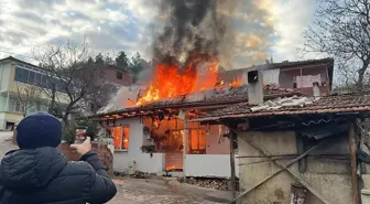 Tokat'ta tek katlı ev yangında kullanılamaz hale geldi