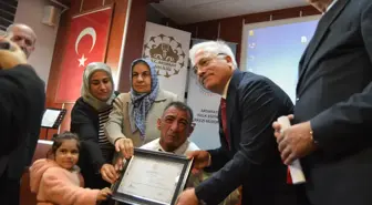 Tekerlekli sandalyedeki engelli adam 44 yaşında okuma-yazma öğrendi