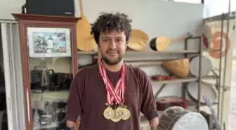 95 madalyalı Hamit, engelleri havuzda ve tiyatro sahnesinde aştı