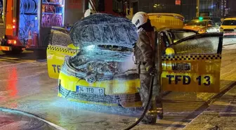Beyoğlu'nda seyir halindeki takside çıkan yangın söndürüldü