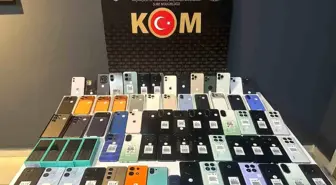 Bursa'da piyasa değeri 3 milyon lira olan kaçak cep telefonları ve USB kablolar ele geçirildi