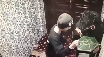 Camideki bağış kutusunu açamayan acemi hırsızlık şüphelileri kamerada