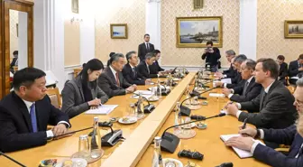 Çin Dışişleri Bakanı, Rus Mevkidaşı ile Görüştü