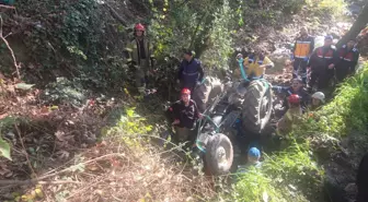 Dere yatağına yuvarlanan traktörün sürücüsü ağır yaralandı