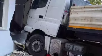 Freni boşalan tır, direk ve otomobile ardından fırına çarptı: 5 keçi telef oldu