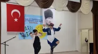 Gelibolu'da 3 Aralık Engelliler Günü etkinliğinde öğrencilerden Aşık Veysel türküleri konseri