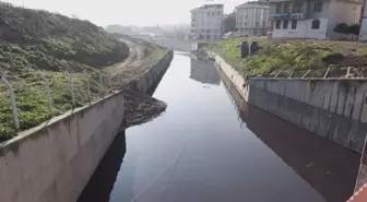 Esenyurt'ta Haramidere kırmızı aktı, kötü koku yayıldı