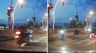 Kırmızı ışık ihlali yapan motosikletli yayaya çarptı, 2 kişi yaralandı