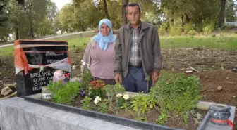 Kızının mezarındaki çiçekleri çalanlardan şikayetçi oldu