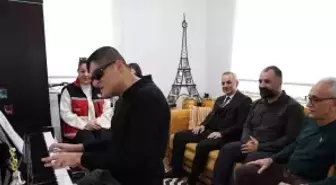 Konservatuvarı dereceyle bitiren görme engelli Mehmet dört enstrümanda ustalaştı