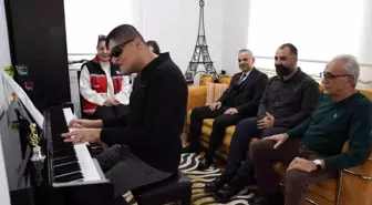 Konservatuvarı dereceyle bitiren görme engelli Mehmet dört enstrümanda ustalaştı
