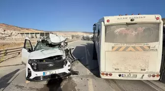 Mersin'de midibüsle çarpışan hafif ticari aracın sürücüsü hayatını kaybetti