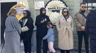 Oyuncu Burcu Özberk'in vefat eden dedesinin cenazesi Eskişehir'de toprağa verildi