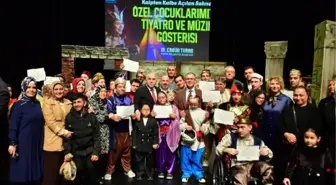 Özel çocuklardan tiyatro ve müzik gösterisi