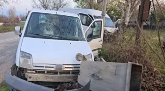 Servis minibüsü hafif ticari araçla çarpıştı: 11 yaralı