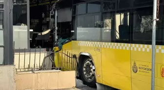 Üsküdar'da İETT otobüsünün bir iş yerine girmesi sonucu 3 kişi yaralandı