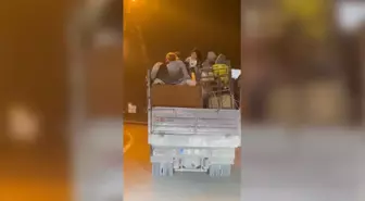 Üsküdar'da kamyonet kasasında tehlikeli yolculuk