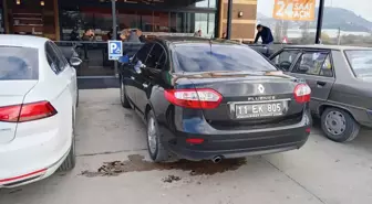 Vali, engelli park yerine resmi araç bırakan sürücüye ceza kestirdi