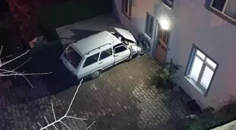 Apartman duvarına çarpan otomobilde sürücü yaralandı, eşi öldü