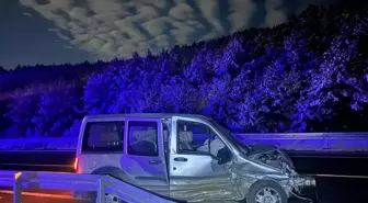 Ardahan'da bariyerlere çarpan hafif ticari araçtaki 4 kişi yaralandı