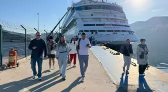 'Astoria Grande' kruvaziyeri Rusya'dan 621 yolcusuyla Amasra'ya geldi