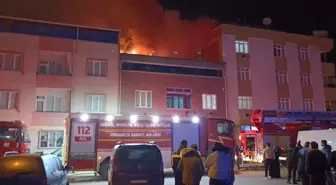 Bursa'da iki katlı evin çatısı alev alev yandı