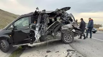 Emniyet şeridindeki VIP yolcu taşıma aracına kamyonet çarptı