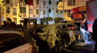 Eyüpsultan'da iki araç alevlere teslim oldu