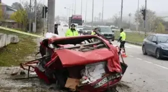 Feci kaza! Kamyonun çarptığı araç kağıt gibi katlandı
